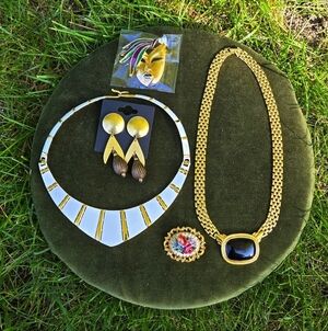 Trifari / Crown Trifari  Gold Tone White Enamal  Black Stone Necklace Others